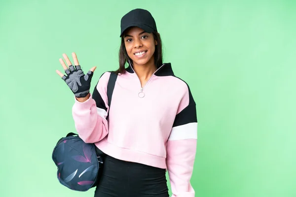 年轻的非洲裔美国女子体育袋与孤立的有色人种关键背景计数五个手指 — 图库照片