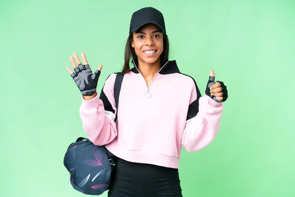 年轻的非裔美国女子体育袋与孤立的有色人种关键背景计数六个手指 — 图库照片