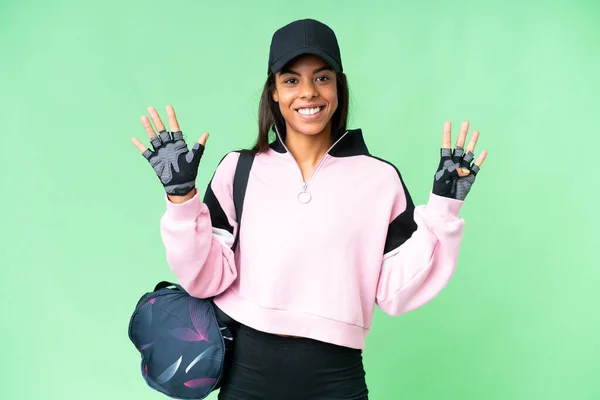 年轻的非洲裔美国女子体育袋与孤立的有色人种关键的背景计数9手指 — 图库照片