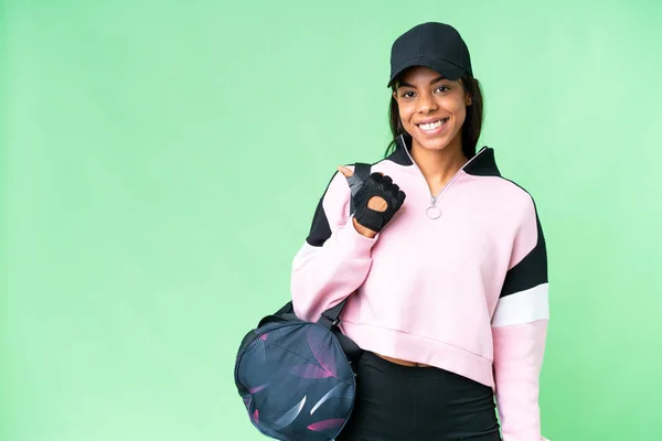 年轻的非洲裔美国女子体育袋与孤立的彩色关键背景指向侧面介绍产品 — 图库照片