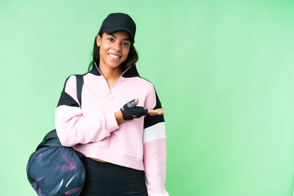 年轻的非裔美籍体育女子 头戴运动包 背负着孤立的彩色关键背景 面带微笑地向前方看去 提出了一个想法 — 图库照片