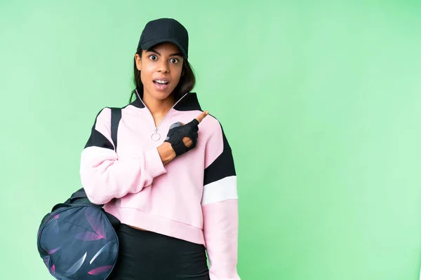 年轻的非裔美籍体育女子 身披运动包 背负着孤立的彩色关键背景 惊讶而又有针对性的一面 — 图库照片