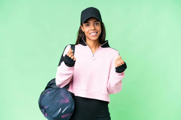 年轻的非洲裔美国女子 身披运动包 背负着孤立的有色人种关键背景 做着赚钱的手势 — 图库照片