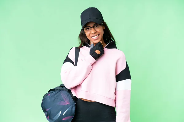 年轻的非洲裔美国女子 戴着运动包 背负着孤立的彩色关键背景 戴着眼镜 面带微笑 — 图库照片