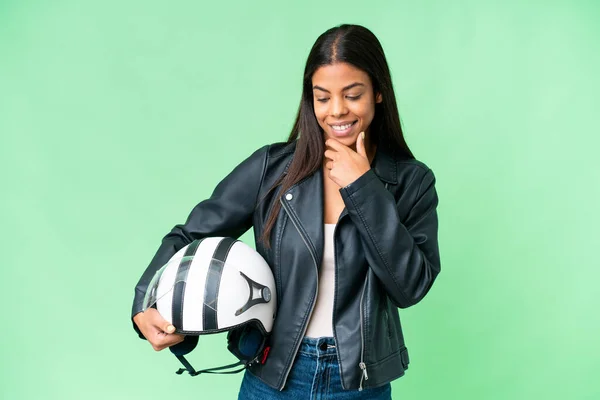 年轻的非洲裔美国女人 头戴摩托车头盔 背负孤立的彩色关键背景 朝侧面看去 面带微笑 — 图库照片