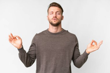 Zen pozisyonunda beyaz tenli, yakışıklı, beyaz bir adam.