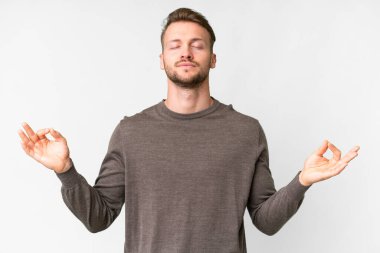 Zen pozisyonunda beyaz tenli, yakışıklı, beyaz bir adam.