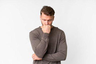 Soyutlanmış beyaz geçmişi olan yakışıklı beyaz bir adam. Şüpheleri var.