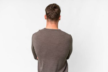 Beyaz arka planda beyaz tenli, yakışıklı, beyaz bir adam var.