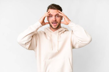 Soyutlanmış beyaz bir geçmişi olan yakışıklı, beyaz bir adam.