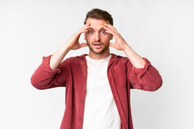 Soyutlanmış beyaz bir geçmişi olan yakışıklı, beyaz bir adam.