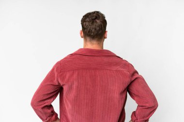 Beyaz arka planda beyaz tenli, yakışıklı, beyaz bir adam var.