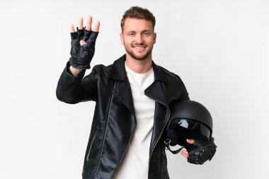 Motosiklet kasklı beyaz arka planı olan genç beyaz bir adam mutlu ve parmakları olan dört kişi sayıyor.