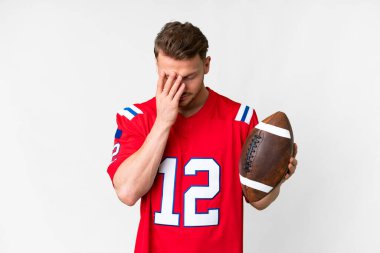 Beyazlar üzerinde ragbi oynayan, yorgun ve hasta bir ifadeyle genç beyaz bir adam.