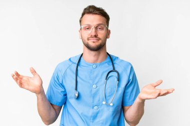 Genç hemşire, soyutlanmış beyaz arka planda el kaldırırken şüpheye düşüyor.