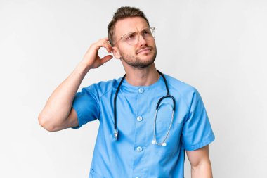 Tecrit edilmiş beyaz bir geçmişi olan genç bir hemşire şüpheleri ve kafa karıştırıcı bir yüz ifadesi var.