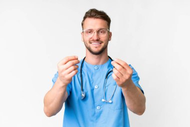 Genç hemşire, soyutlanmış beyaz arka planda para hareketi yapıyor.