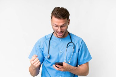 Tecrit edilmiş beyaz bir geçmişi olan genç hemşire şaşırdı ve bir mesaj gönderdi.