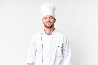 Kafkasyalı genç aşçı, soyutlanmış beyaz arka plan gülüyor.