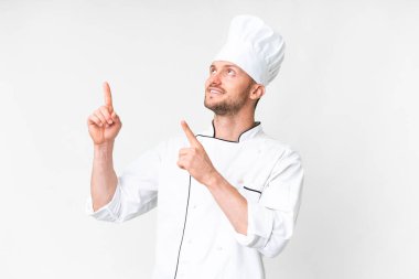 İzole edilmiş beyaz arka planda beyaz bir aşçı işaret parmağıyla işaret etmek harika bir fikir.