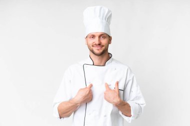 İzole edilmiş beyaz arka planda, şaşırtıcı bir yüz ifadesi olan beyaz bir aşçı.