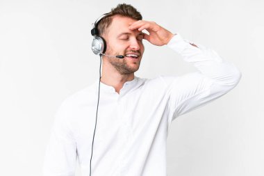 Tele pazarlamacı beyaz arka plan üzerinde çalışan beyaz kulaklıklı beyaz bir adam bir şey fark etti ve çözümü amaçladı.