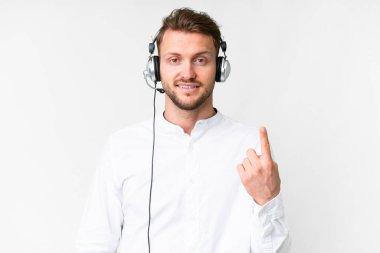 İzole edilmiş beyaz arka plan üzerinde çalışan beyaz kulaklıklı beyaz bir adam işaret parmağıyla işaret etmek harika bir fikir.