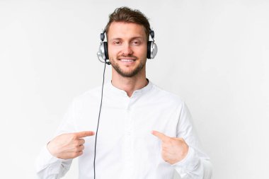 Tele pazarlamacı beyaz bir arka planda kulaklıkla çalışan beyaz gururlu ve kendini beğenmiş bir beyaz adam.