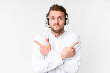 Tele pazarlamacı, beyaz arka plan üzerinde çalışan beyaz kulaklıklı beyaz bir adam.