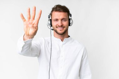 Tele pazarlamacı beyaz arka planda kulaklıkla çalışan beyaz bir adam mutlu ve parmaklarıyla dört kişi sayıyor.