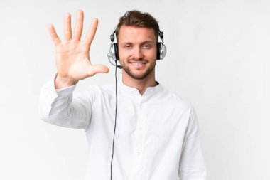 Tele pazarlamacı, beyaz arka planda kulaklıkla çalışan beyaz parmaklı beş kişi sayıyor.