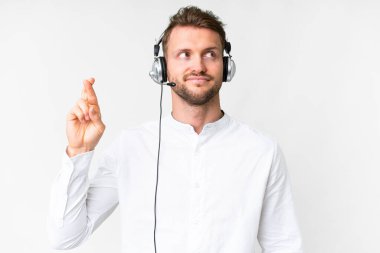 Tele pazarlamacı beyaz bir kulaklıkla çalışan beyaz bir adam, şans diliyor ve en iyisini diliyor.