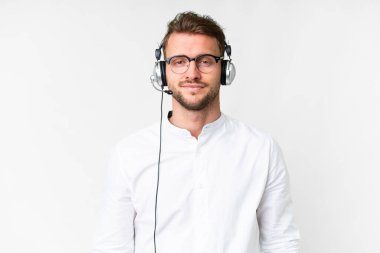 Tele pazarlamacı beyaz kulaklıklı, gözlüklü ve mutlu bir adam.