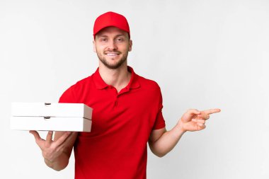 Pizza teslimatçısı üniformalı adam izole edilmiş beyaz arka planda pizza kutularını topluyor.