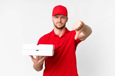 İş üniformalı bir pizzacı, izole edilmiş beyaz arka planda pizza kutularını topluyor.