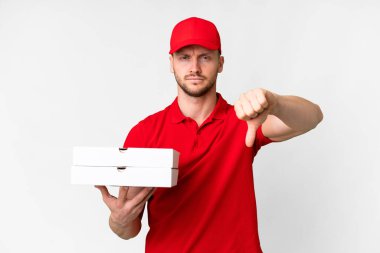 İş üniformalı bir pizzacı, izole edilmiş beyaz arka planda pizza kutularını topluyor.