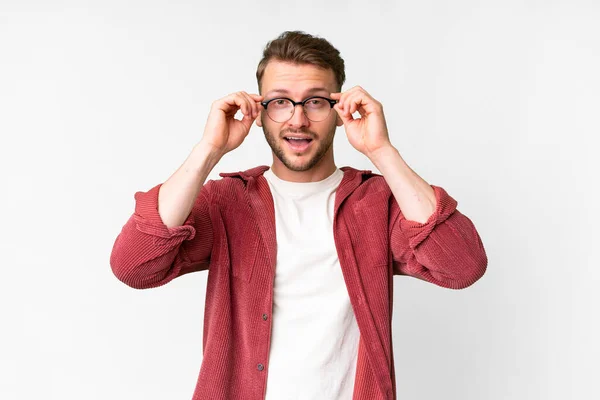 Mladý Pohledný Běloch Muž Přes Izolované Bílé Pozadí Brýlemi Překvapený — Stock fotografie