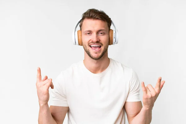 Jovem Bonito Caucasiano Homem Sobre Isolado Branco Fundo Ouvir Música — Fotografia de Stock