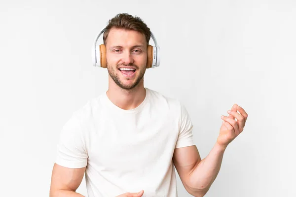 Jonge Knappe Blanke Man Geïsoleerde Witte Achtergrond Luisteren Muziek Doen — Stockfoto