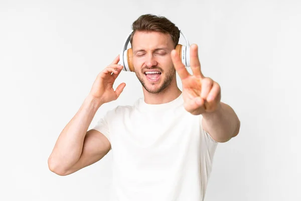 Beyaz Arka Planda Yaşayan Yakışıklı Beyaz Adam Müzik Dinliyor Şarkı — Stok fotoğraf