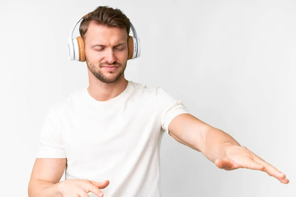 Jonge Knappe Blanke Man Geïsoleerde Witte Achtergrond Luisteren Muziek Dansen — Stockfoto