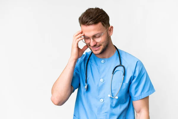 Jonge Verpleegkundige Man Geïsoleerde Witte Achtergrond Lachen — Stockfoto