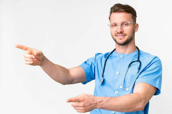 Junge Krankenschwester Mann Über Isolierten Weißen Hintergrund Zeigt Mit Dem — Stockfoto