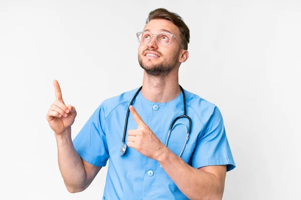 Ung Sjuksköterska Man Över Isolerad Vit Bakgrund Pekar Med Pekfingret — Stockfoto