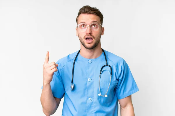 Jonge Verpleegkundige Man Geïsoleerde Witte Achtergrond Wijzen Verrast — Stockfoto