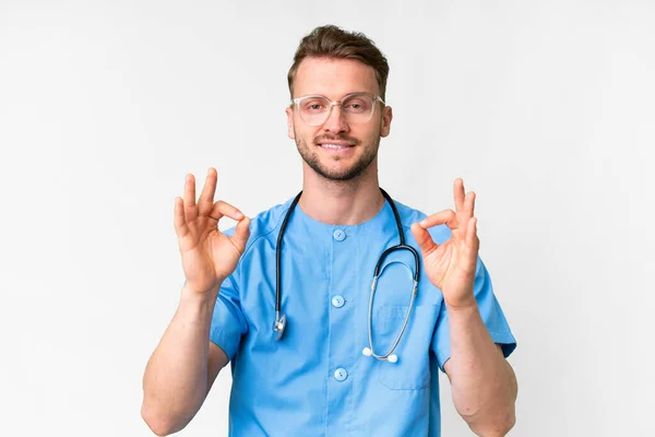 Jonge Verpleegkundige Man Geïsoleerde Witte Achtergrond Tonen Een Teken Met — Stockfoto