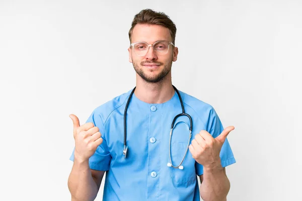 Young Nurse Man Isolated White Background Thumbs Gesture Smiling — Stock Photo, Image