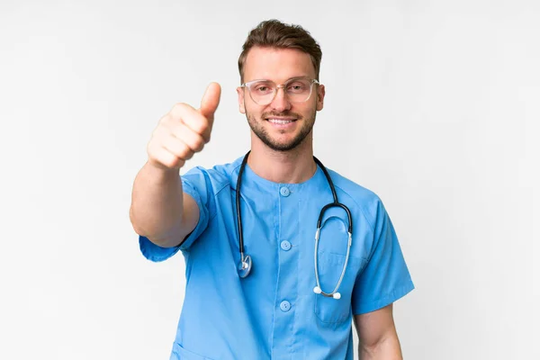 Jonge Verpleegkundige Man Geïsoleerde Witte Achtergrond Met Duimen Omhoog Omdat — Stockfoto