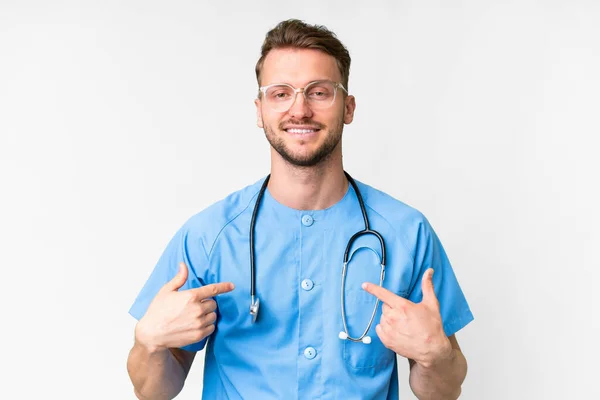 Jovem Enfermeira Homem Sobre Isolado Fundo Branco Orgulhoso Auto Satisfeito — Fotografia de Stock