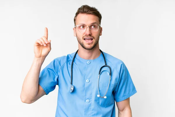 Junge Krankenschwester Mann Über Isolierten Weißen Hintergrund Beabsichtigt Die Lösung — Stockfoto
